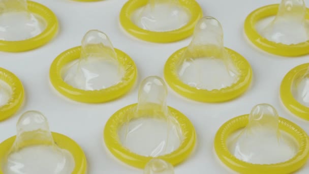 Närbild Kondom Roterande — Stockvideo