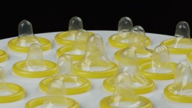 Tabakta dönen birçok prezervatifi kapat