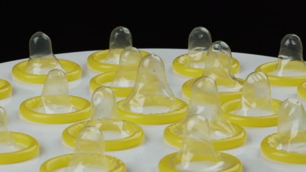 Nahaufnahme Vieler Kondome Die Auf Dem Teller Rotieren — Stockvideo
