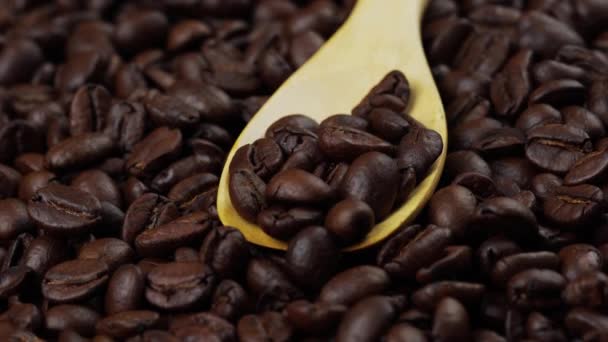 Rostade Kaffebönor Med Träsked Roterande Frön Kaffe — Stockvideo