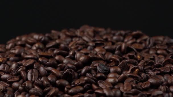 Zpomalený Pohyb Pražených Kávových Zrn Padající Dolů Rotující Černém Pozadí — Stock video