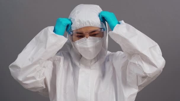 Médico Estresado Traje Protector Del Ppe Durante Pandemia Del Coronavirus — Vídeo de stock
