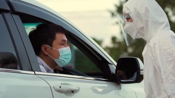 Kızıl Ötesi Termometre Kullanarak Koruyucu Ppe Kıyafetli Doktor Sürücü Istasyonundaki — Stok video