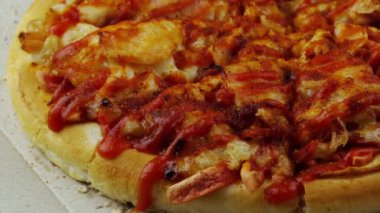 Bir kutuda dönen pizzayı kapat