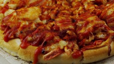 Bir kutuda dönen pizzayı kapat