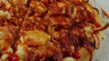 Bir kutuda dönen pizzayı kapat