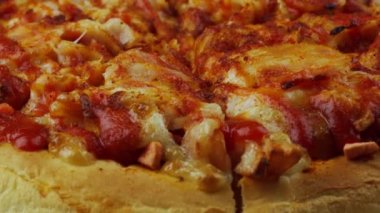 Bir kutuda dönen pizzayı kapat