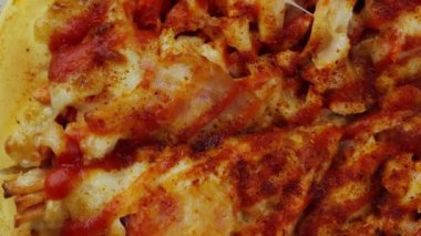 Bir kutuda dönen pizzayı kapat