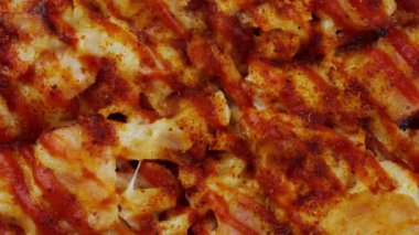 Bir kutuda dönen pizzayı kapat