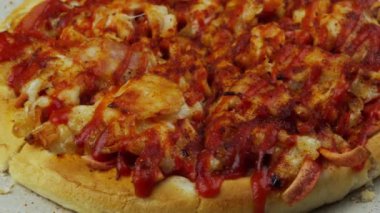 Bir kutuda dönen pizzayı kapat