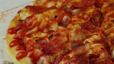 Bir kutuda dönen pizzayı kapat