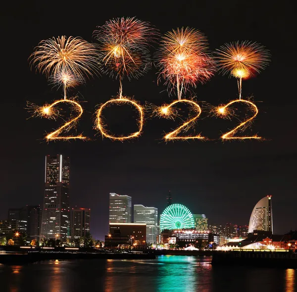 2022年新年快乐烟火闪耀在日本横滨市上空庆祝夜晚 — 图库照片