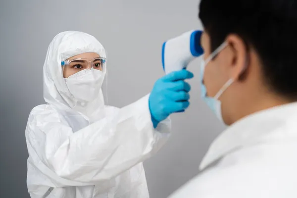 Doctor Protective Ppe Suit Using Infrared Thermometer Measuring Temperature People — Stock Photo, Image