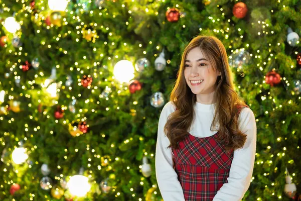 Mujer Feliz Con Árbol Navidad Mas Celebrando — Foto de Stock