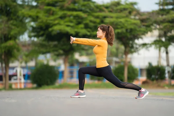 Jeune Femme Coureuse Étirant Les Jambes Avant Courir Dans Parc — Photo