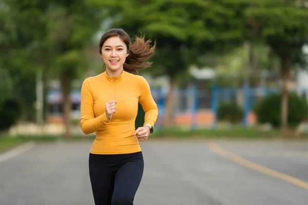 Νεαρή Γυναίκα Τρέχει Στο Πάρκο Νωρίς Πρωί — Φωτογραφία Αρχείου