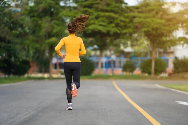 Jeune Femme Courant Dans Parc Tôt Matin — Photo