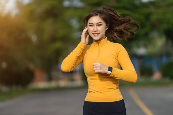 Femme Écoutant Musique Sur Des Écouteurs Tout Courant Dans Parc — Photo