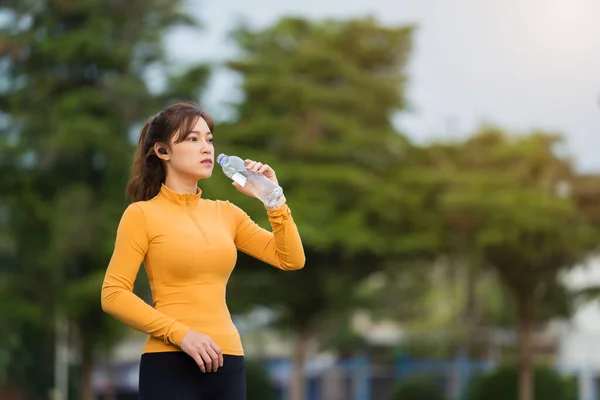 Femme Sportive Boire Eau Après Avoir Couru Dans Parc — Photo