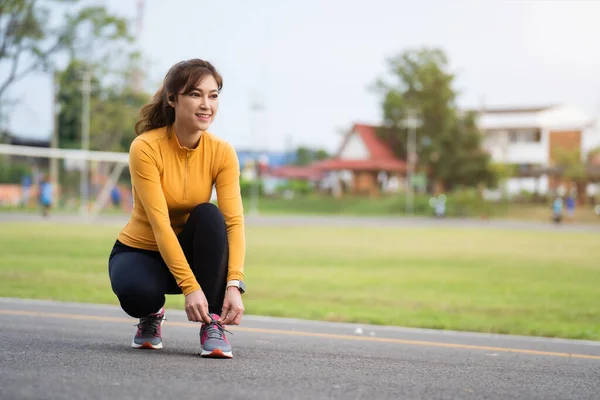 Mujer Atando Sus Zapatillas Parque —  Fotos de Stock