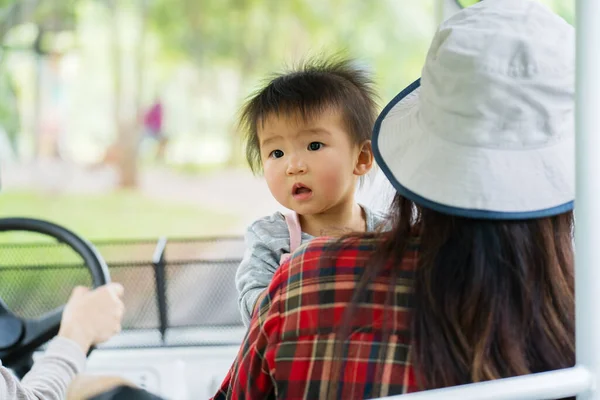 동물원을 여행하기 카트에 여자와 — 스톡 사진