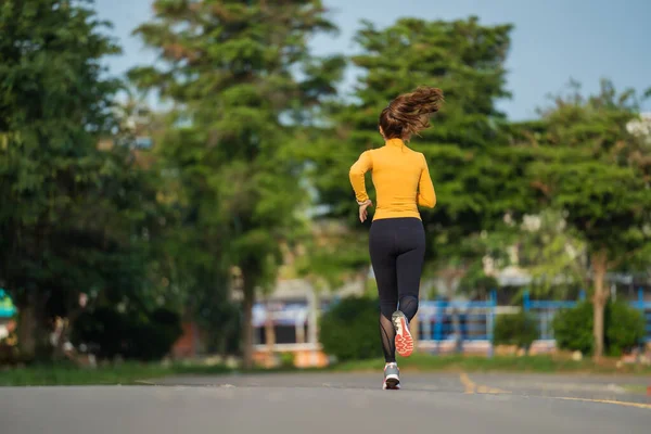 Jeune Femme Courant Dans Parc Tôt Matin — Photo