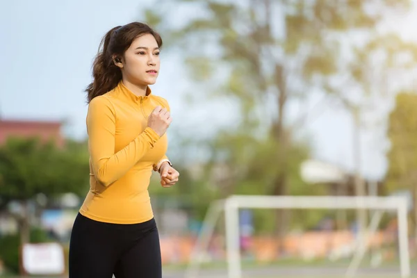 Mujer Joven Corriendo Parque Temprano Mañana —  Fotos de Stock