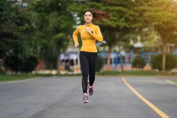 Νεαρή Γυναίκα Τρέχει Στο Πάρκο Νωρίς Πρωί — Φωτογραφία Αρχείου