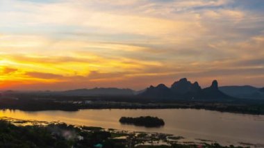 Khao Jeen Lae dağı ve nehir ile birlikte Lopburi, Tayland 'da gün batımının güzel süreleri.