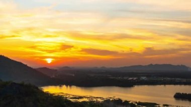 Khao Jeen Lae dağı ve nehir ile birlikte Lopburi, Tayland 'da gün batımının güzel süreleri.