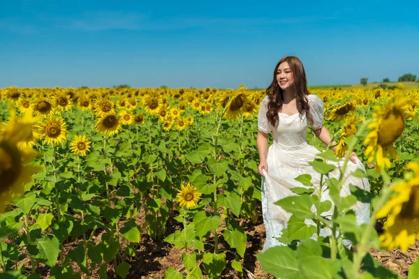Cheerful Woman Walking Enjoying Sunflower Field — Stock Photo, Image