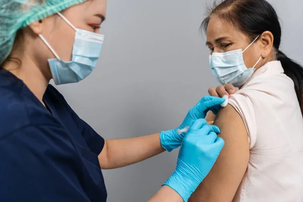 Dokter Membuat Suntikan Covid Atau Vaksin Coronavirus Untuk Pasien Dalam — Stok Foto