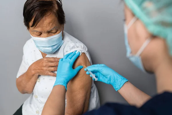 Doctor Make Injection Covid Coronavirus Vaccine Senior Patient Medical Mask — Stok Foto