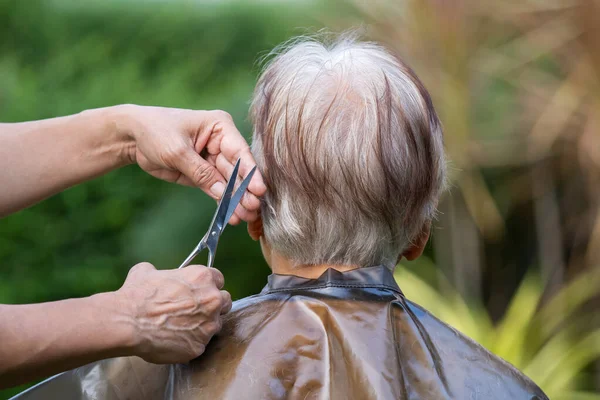 Hair Stylist Cutting Senior Woman Gray Hair — Stock Photo, Image