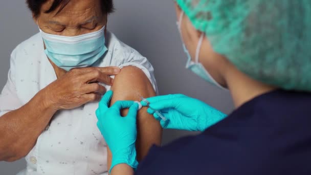 Médico Inyectable Covid Vacuna Contra Coronavirus Paciente Edad Avanzada Máscara — Vídeo de stock