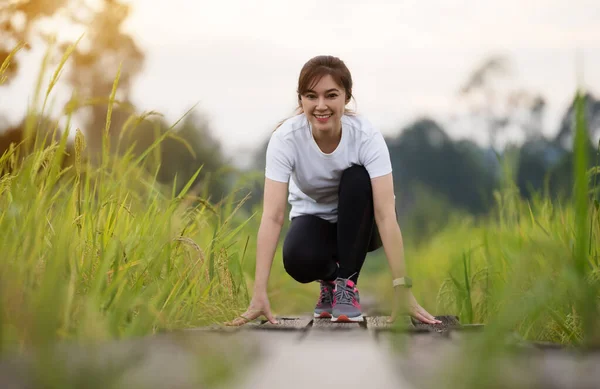 Young Woman Starting Position Ready Running Wooden Path Field — Stock Photo, Image