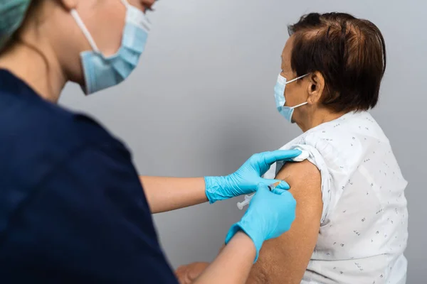 Doctor Make Injection Covid Coronavirus Vaccine Senior Patient Medical Mask - Stock-foto