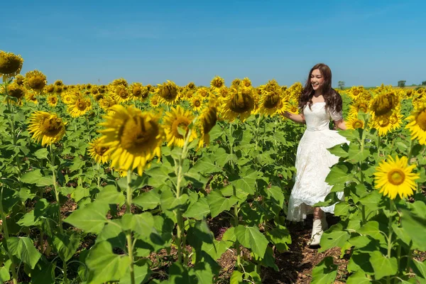 Cheerful Woman Walking Enjoying Sunflower Field — Stock Photo, Image