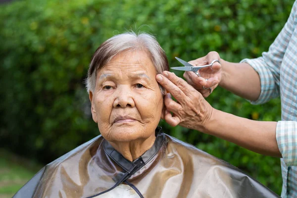 Hair Stylist Cutting Senior Woman Gray Hair — Stock Photo, Image