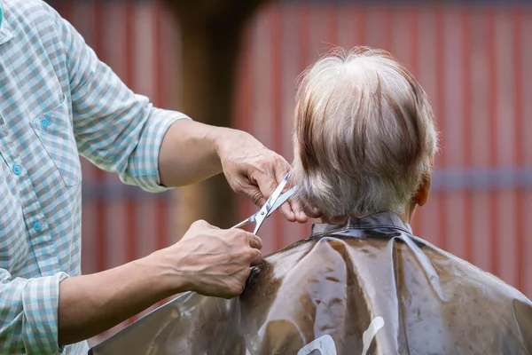 Stilist Păr Tăiere Părul Gri Femeii Vârstă — Fotografie, imagine de stoc