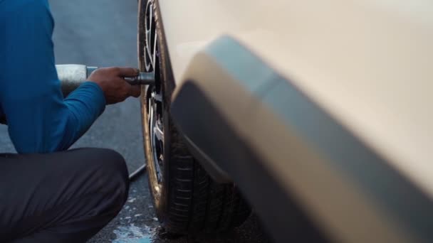 Slow Motion Mechanic Man Using Electric Drill Tightening Bolts Vehicle — Αρχείο Βίντεο