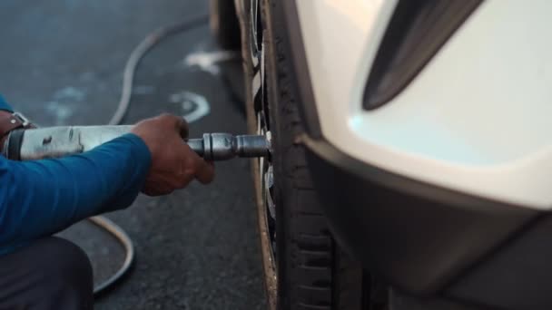 Mechanic Man Using Electric Drill Tightening Bolts Vehicle Wheel Install — Αρχείο Βίντεο