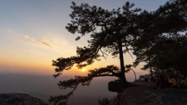 Phu Kradueng Dağları Ulusal Parkı 'ndaki Lom Sak Kayalıkları' nı (Pha Lom Sak) ziyaret eden turist sayısının gün geçtikçe azalması