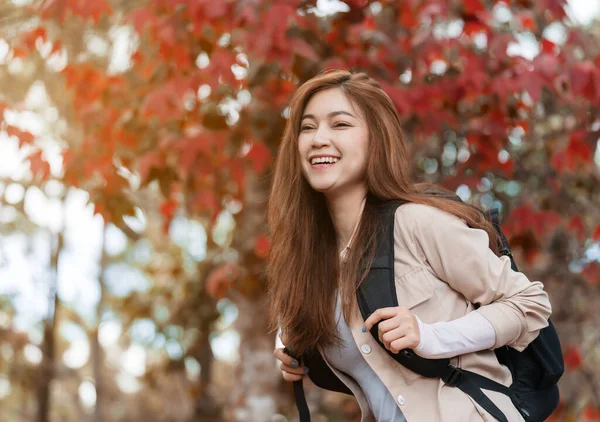 Genç Mutlu Kadın Gezgin Kırmızı Akçaağaç Yaprağıyla Eğleniyor — Stok fotoğraf