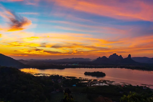 Όμορφο Ηλιοβασίλεμα Khao Jeen Lae Βουνό Και Ποτάμι Στο Lopburi — Φωτογραφία Αρχείου