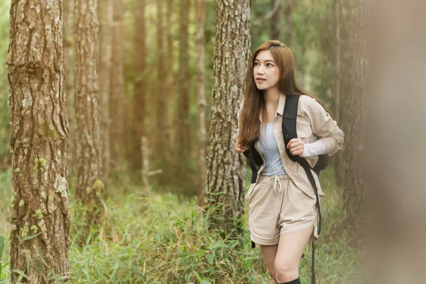 Młoda Kobieta Niosąca Plecak Podróżuje Spaceruje Lesie — Zdjęcie stockowe