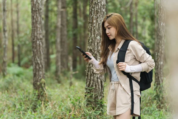 Młoda Kobieta Pomocą Smartfona Nawigacji Przez Mapę Eletroniczną Forrest — Zdjęcie stockowe