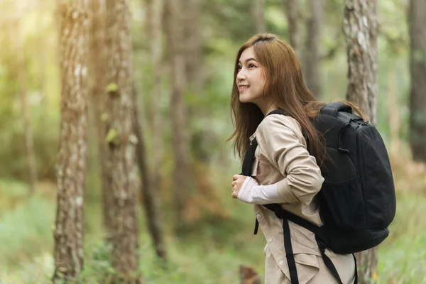 Jeune Femme Heureuse Portant Sac Dos Voyage Marche Dans Forêt — Photo