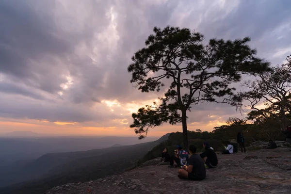 Loei Thailand Dec 2021 观光客在Phu Kradueng山国家公园的Mark Dook Cliff Pha Mark — 图库照片