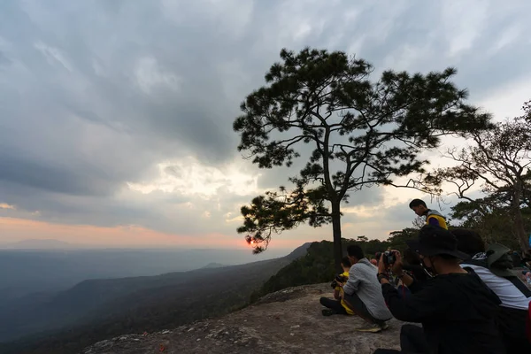 Loei Thailand Dec 2021 观光客在Phu Kradueng山国家公园的Mark Dook Cliff Pha Mark — 图库照片